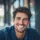 Homme souriant portant une chemise en jean